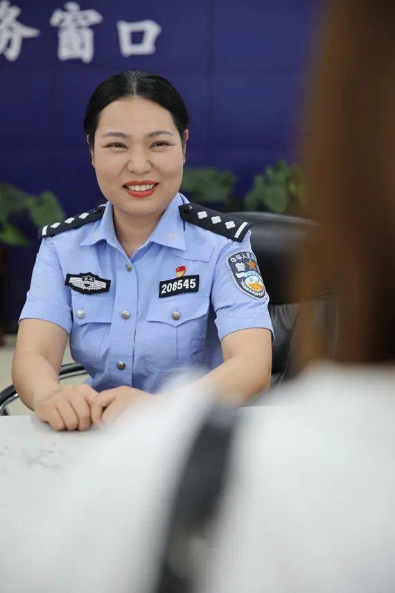 户籍窗口里微笑服务群众的张耀元