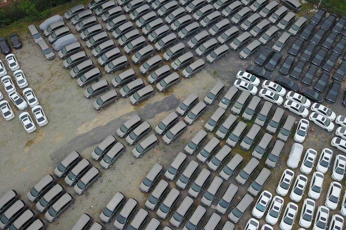 航拍江苏南京网约车"坟场" 数百辆堆积犹如蚁群_搜狐汽车_搜狐网