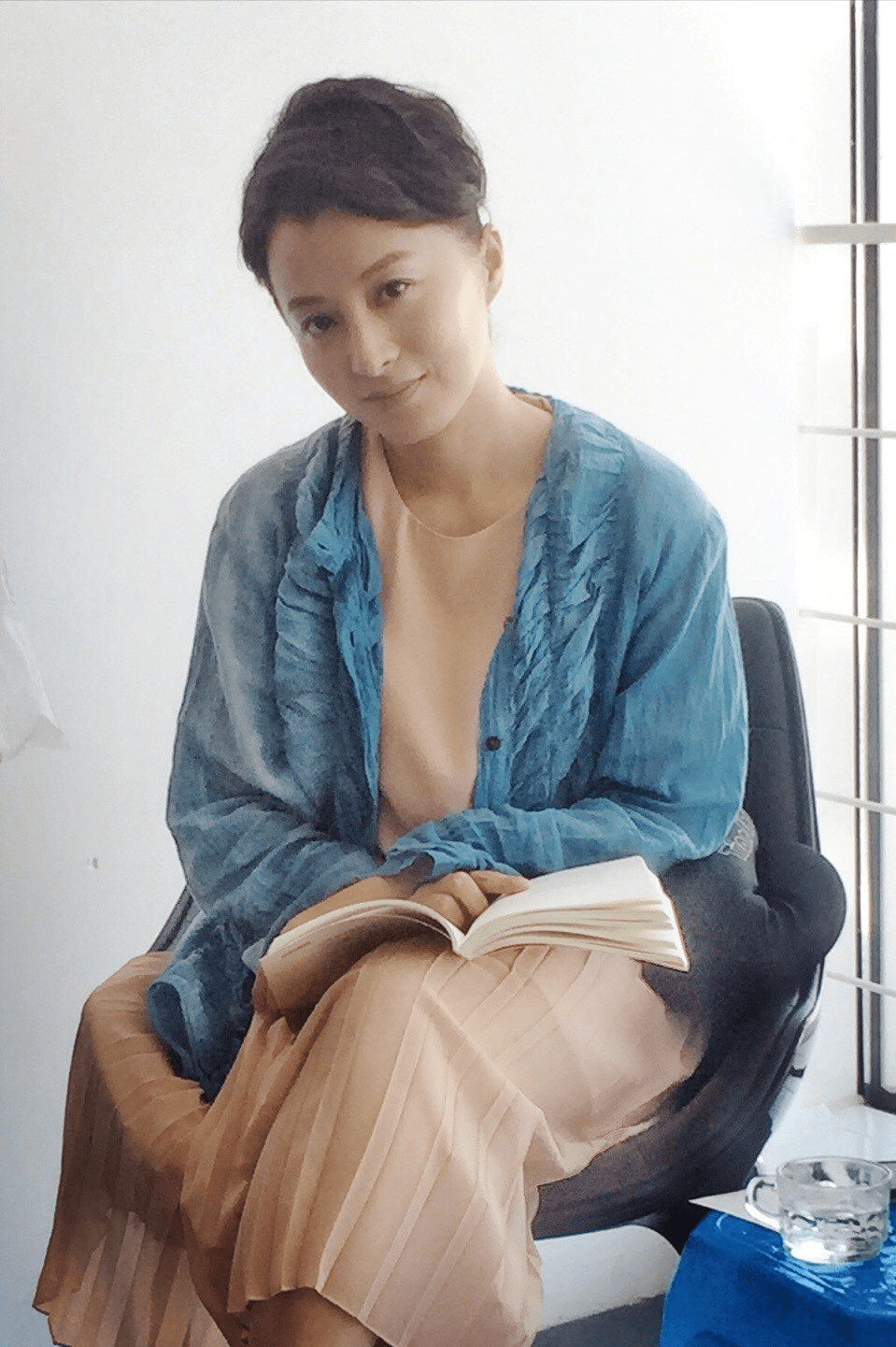 可云扮演者徐露挺随性穿搭简约休闲45岁依旧充满活力