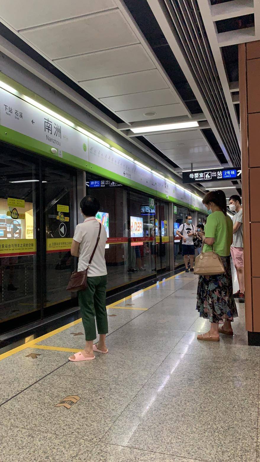 南洲站台,前往新城东方向的客流较少.