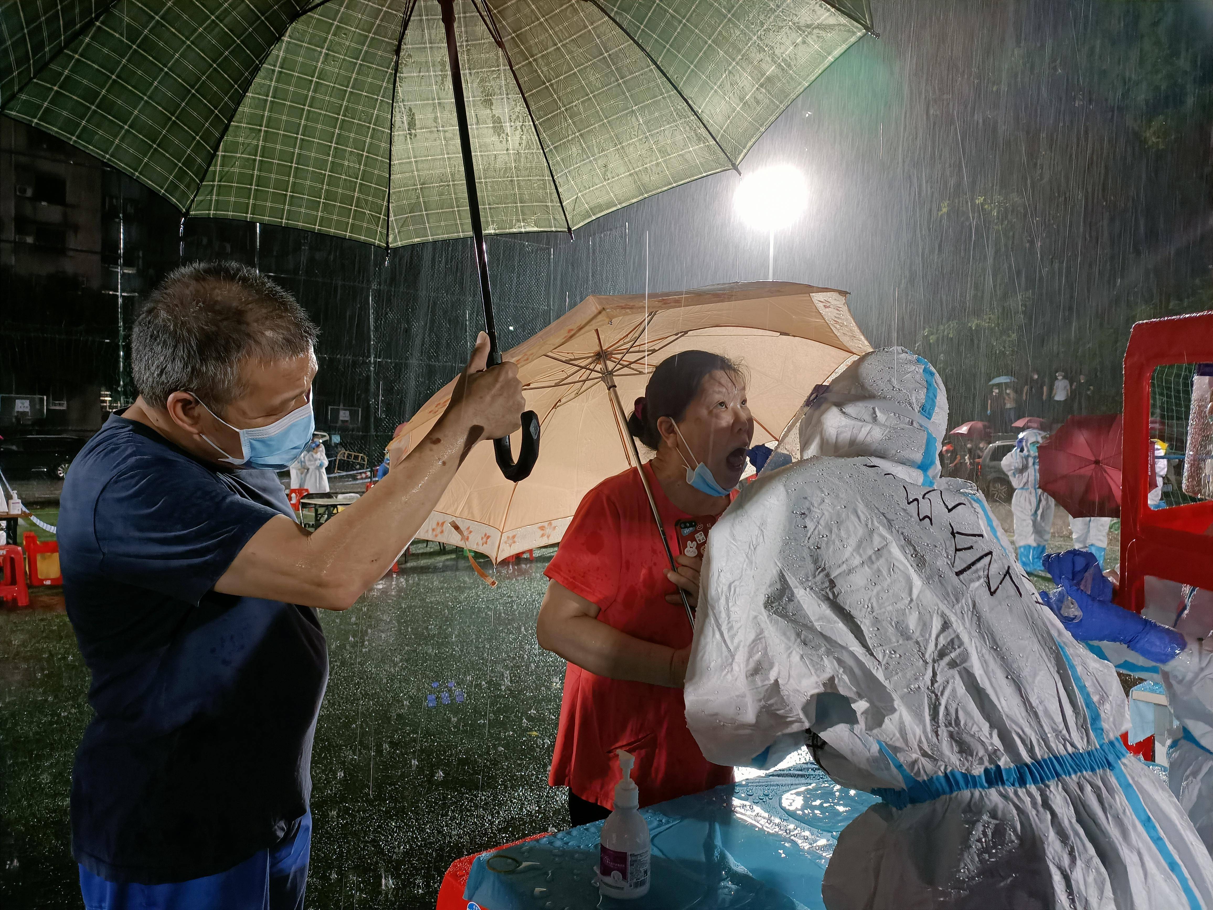 上海下雨做核酸图片图片