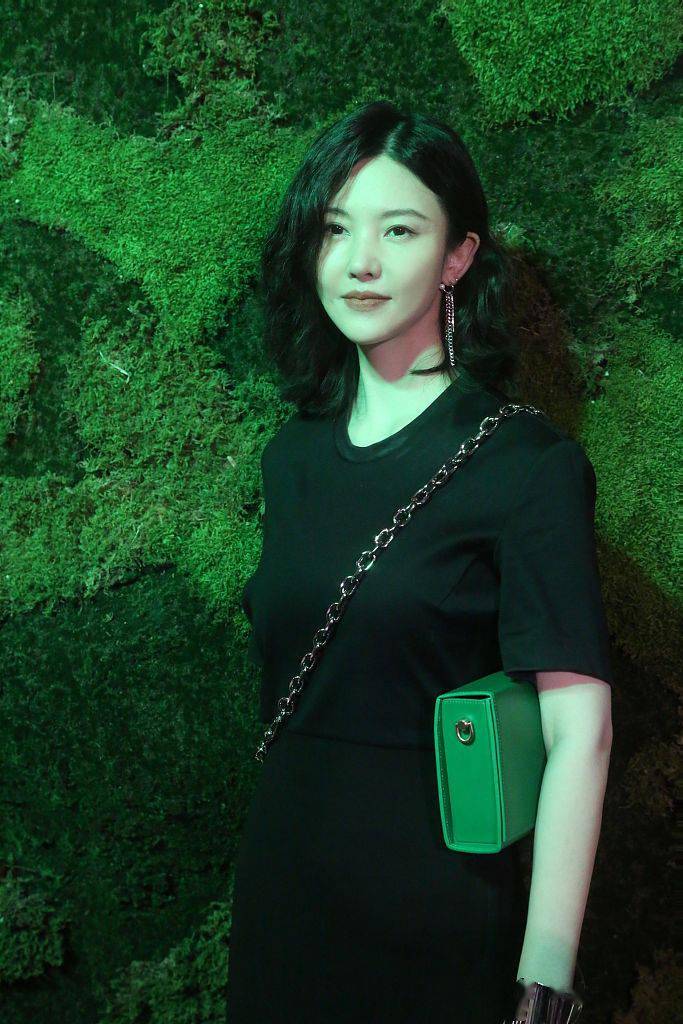 杨子姗着黑色套装气场全开 精致齐肩卷发露单侧耳饰简约时尚