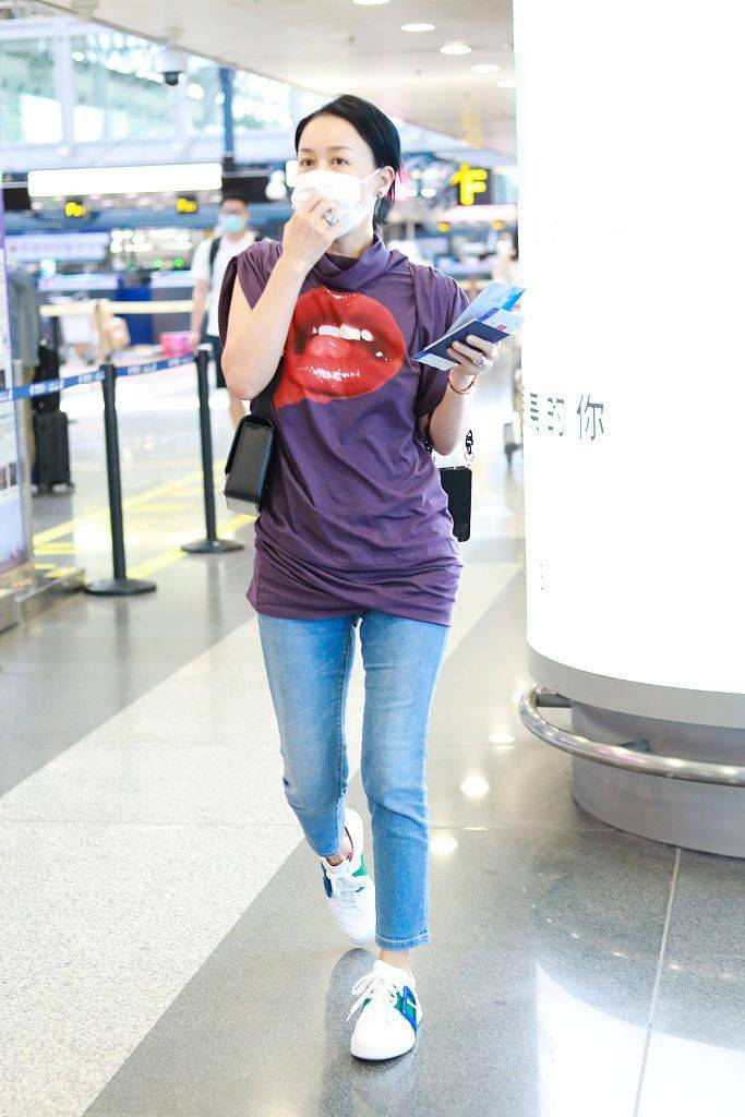 那英穿紫色红唇t rv小白鞋 celine挎包时髦有型