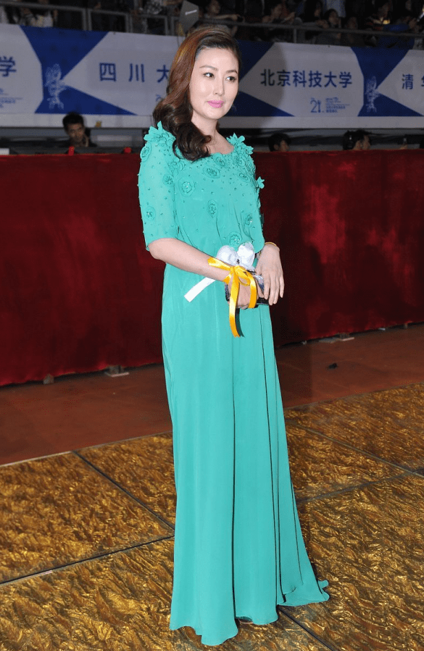 王思懿不愧是最美潘金莲快50了仍能驾驭绿裙皮肤白皙真美