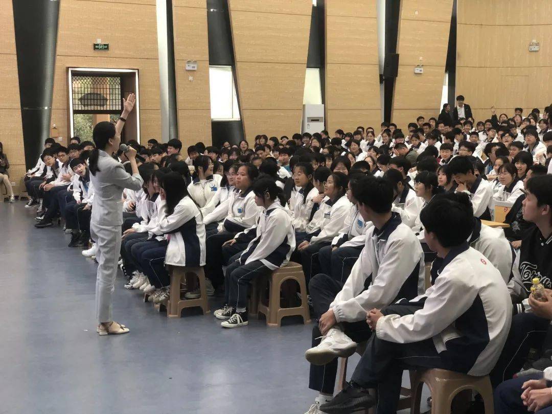 5月24日,路桥团区委联合台州市第二人民医院在金清实验中学举办"轻松