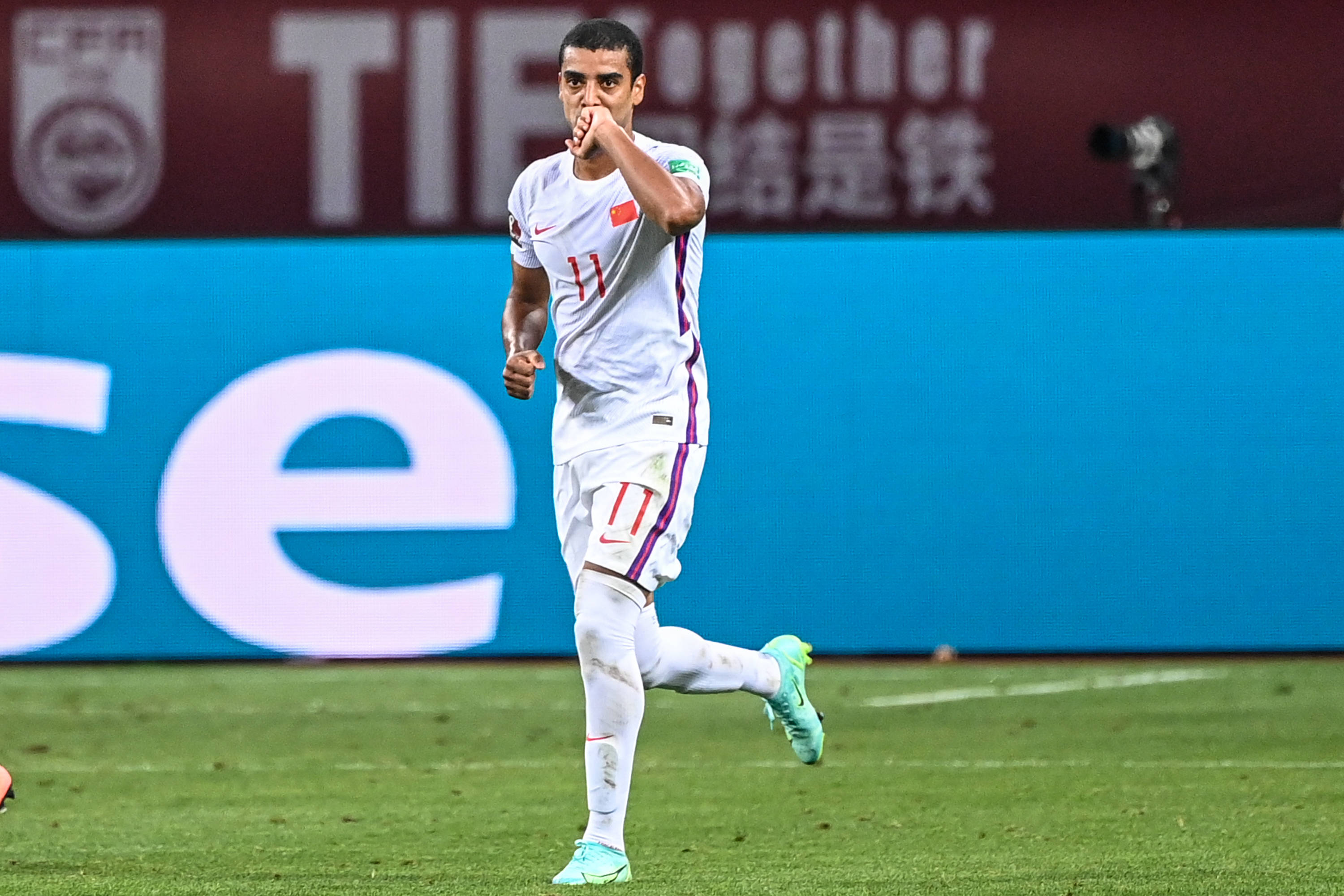 足球——世预赛:中国队胜关岛队