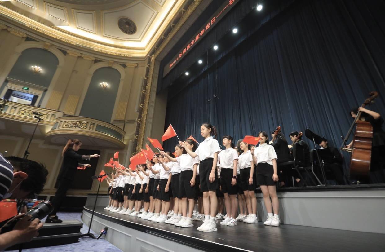视频| 上海音乐厅百人齐唱《我和我的祖国》,为党的百岁生日送上祝福