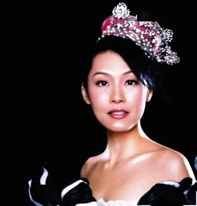 彭羚夫妇为黄伟文庆生一代香港歌后退圈19年气质好老公反对她复出