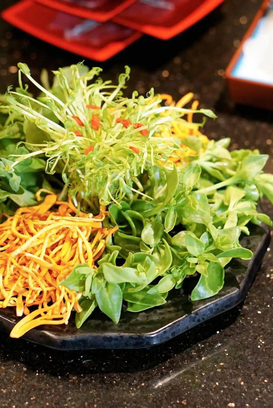 野菜拼盘由多种野菜构成!