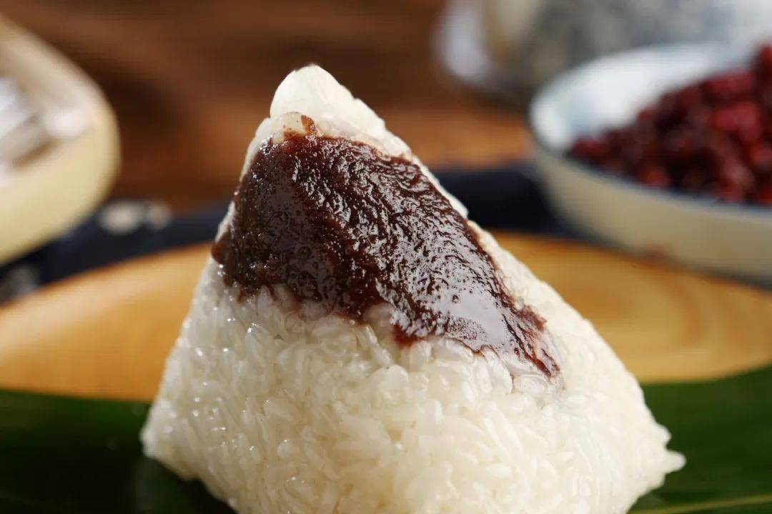 软和红豆沙的香甜一同入口,整个甜粽的口感让人心颤~尤其这样的甜粽子