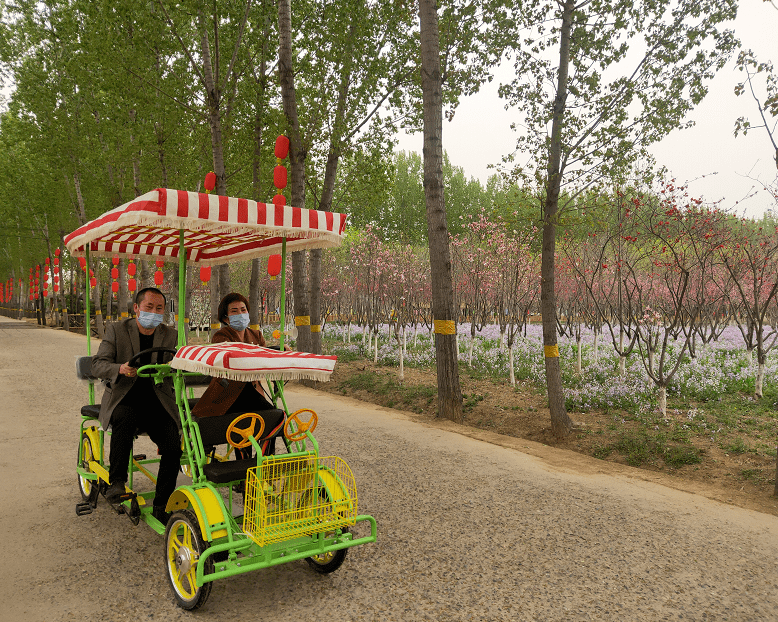 一家人骑上自行车住宿期间配送一辆四人观光自行车六月份,香草堂民宿