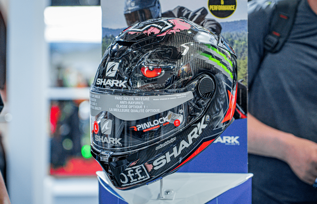 法国品牌shark发布了spartan gt斯巴达碳纤版新版画,细节上与老款没有