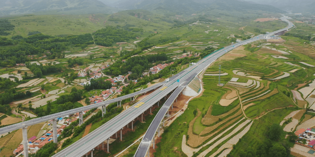 最新泾华高速路面工程全线贯通