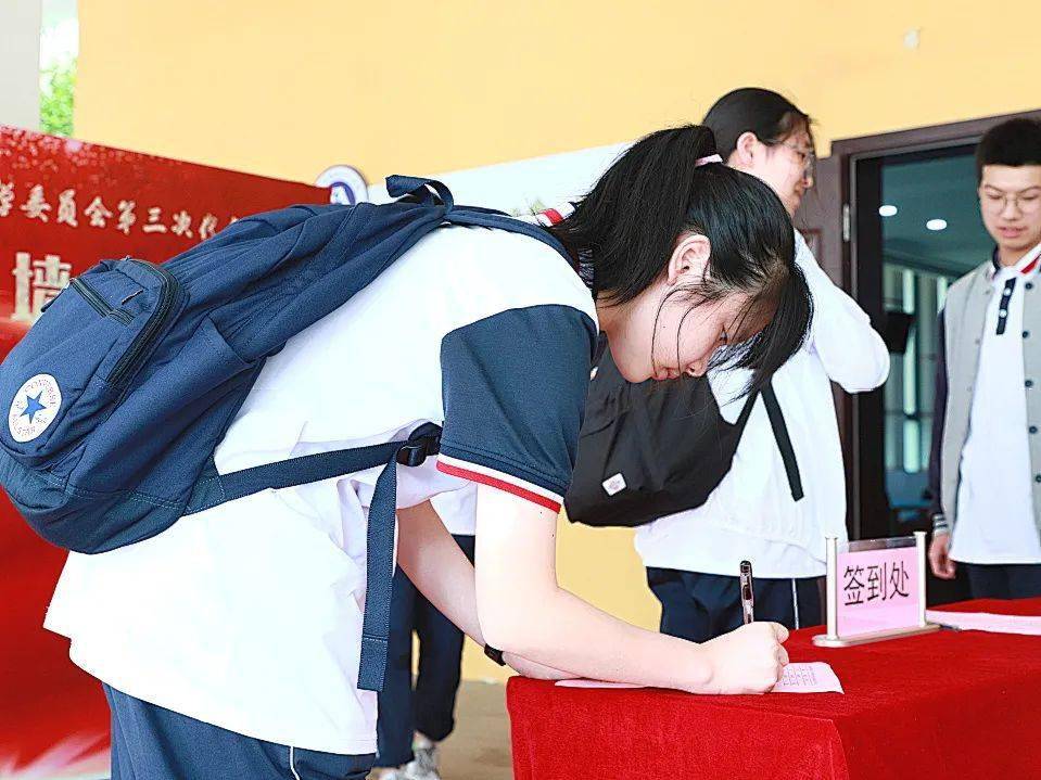 热烈庆祝共青团温州市第五十八中学第三次代表大会胜利召开