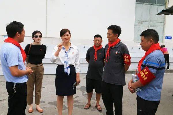 愿孩子们健康成长 ——西昌市教体科局局长刘娅一行下学校慰问孩子们