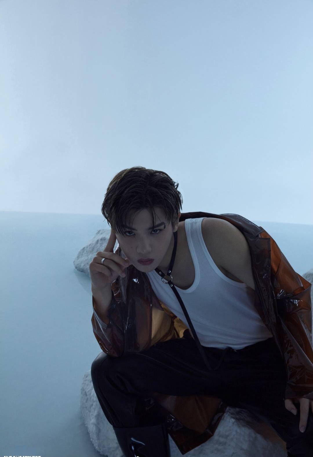 黄明昊《时尚健康》六月刊内页大片公开 不设限的19岁少年未来没有