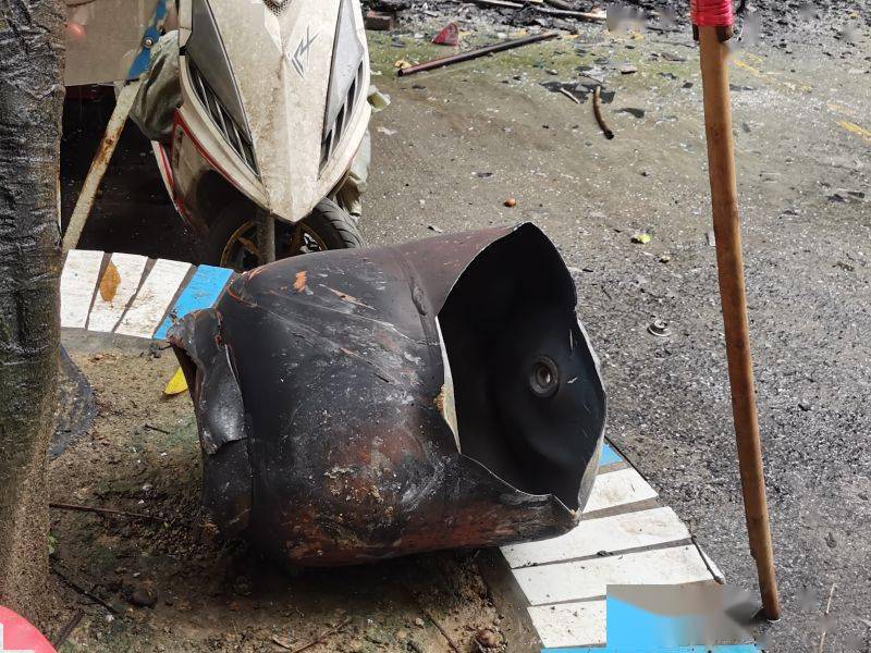 险!柳江一杂物间起火,煤气罐爆炸飞出十余米