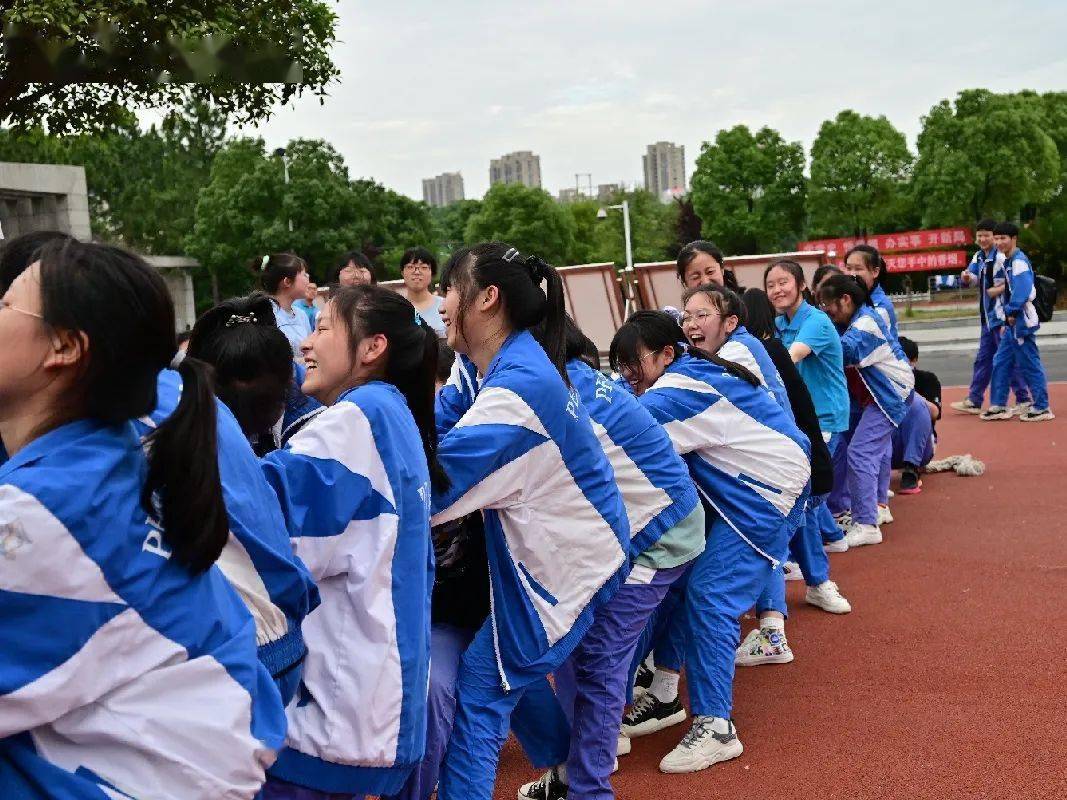 彭泽一中:拔河助威,释放压力,决战高考