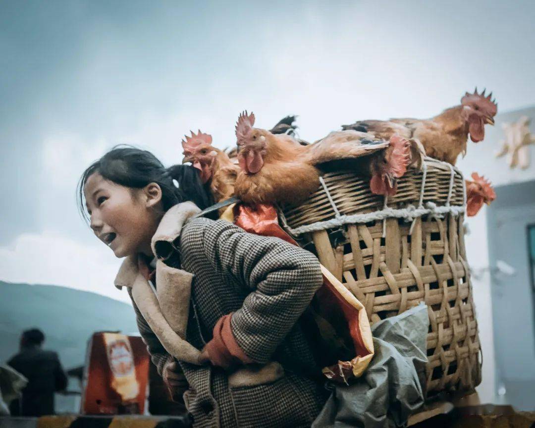 四川大凉山儿童的生活图片