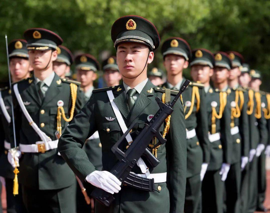 【信义一职】汗水共筑护旗梦,青春激扬爱国情_国旗护卫队