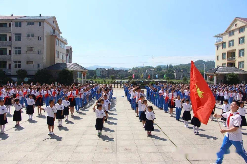 6月1日上午,在嘹亮的鼓号声中,仙岩中心小学少先队为2021年新队员入队