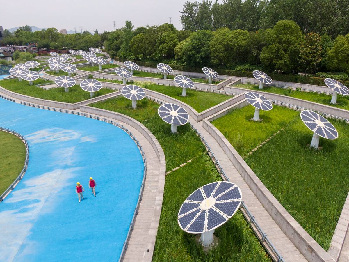 2021年6月1日,江苏扬中市滨江公园具备多种太阳能光伏发电装置,是江苏