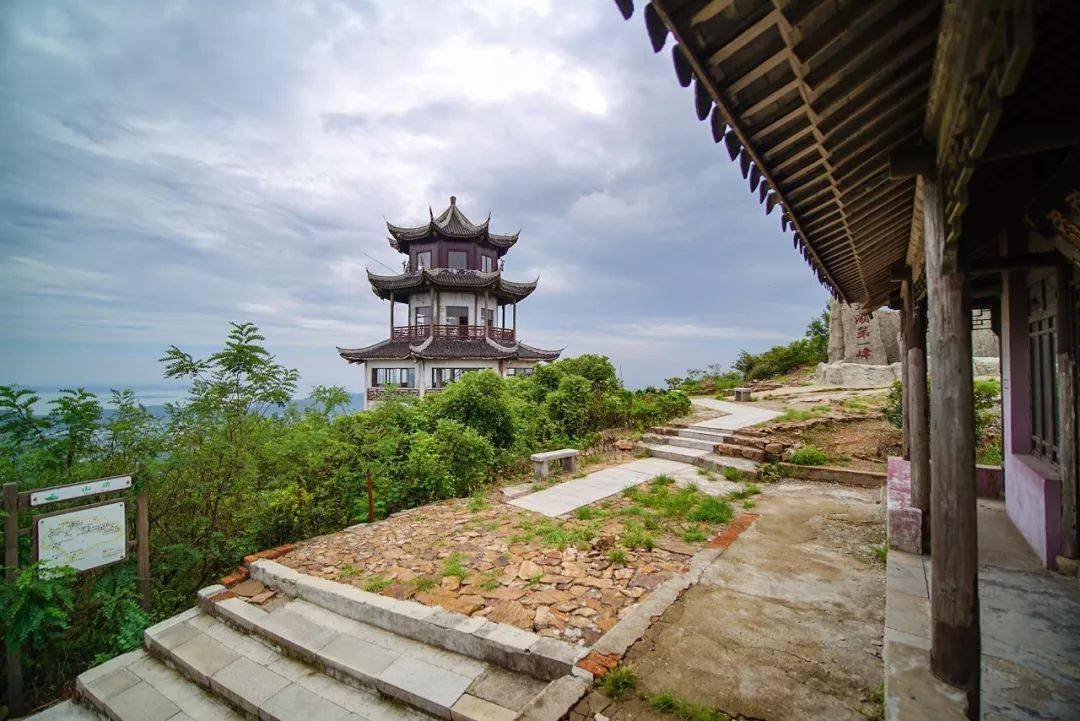去到苏州西山,大家都想登上缥缈峰,因为登上山顶可览三万六千顷的湖光
