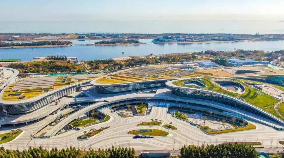 太阳广场以南,占地约514亩,主要包括会展中心,大剧院,未来馆,酒店