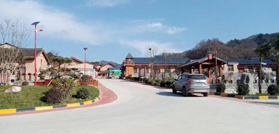 老庵寺,位于柞水县下梁镇老庵寺村,西川河上游,距镇政府17公里.