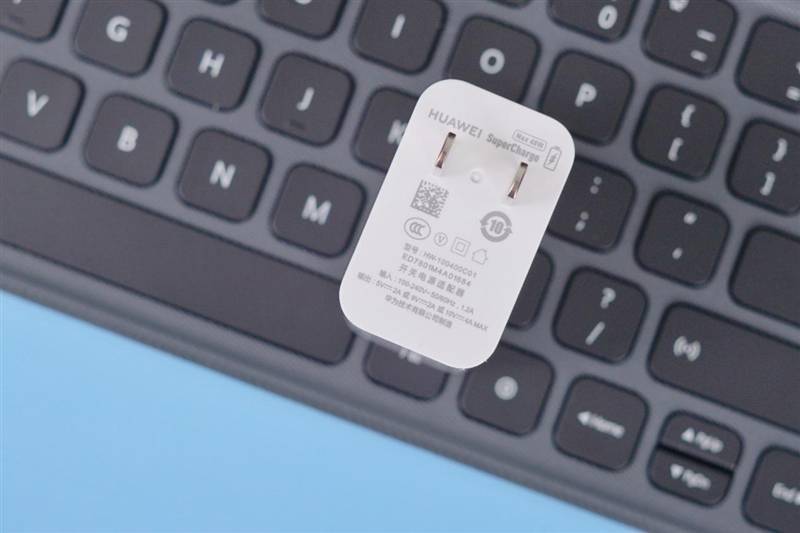 华为matepad pro 12.6英寸的机身上下均有对称排布的扬声器.