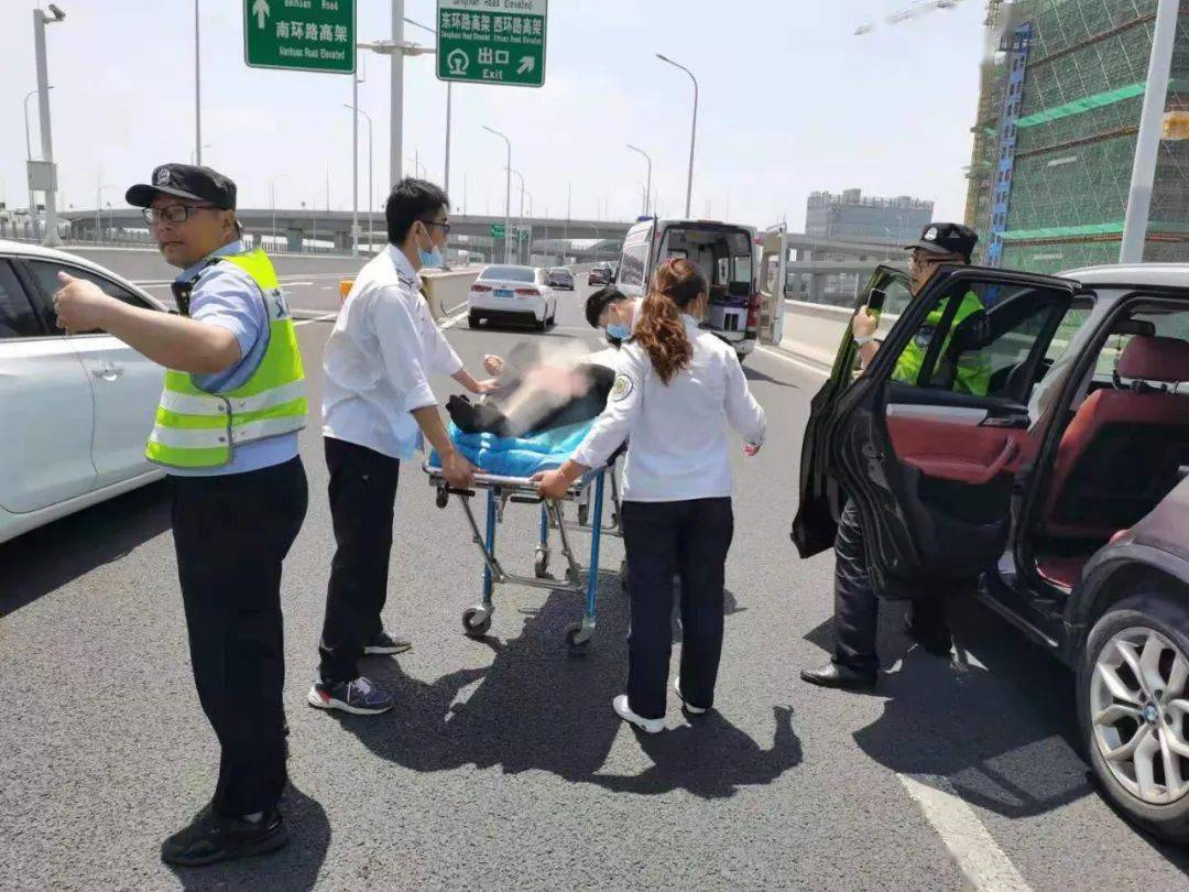 有温度天气再热,也能"火力全开"李女士被送上救护车后警车开辟"绿色