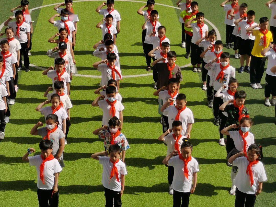 小学举行 "听党话,跟党走,扣好人生第一粒扣子"新队员入队仪式_红领巾