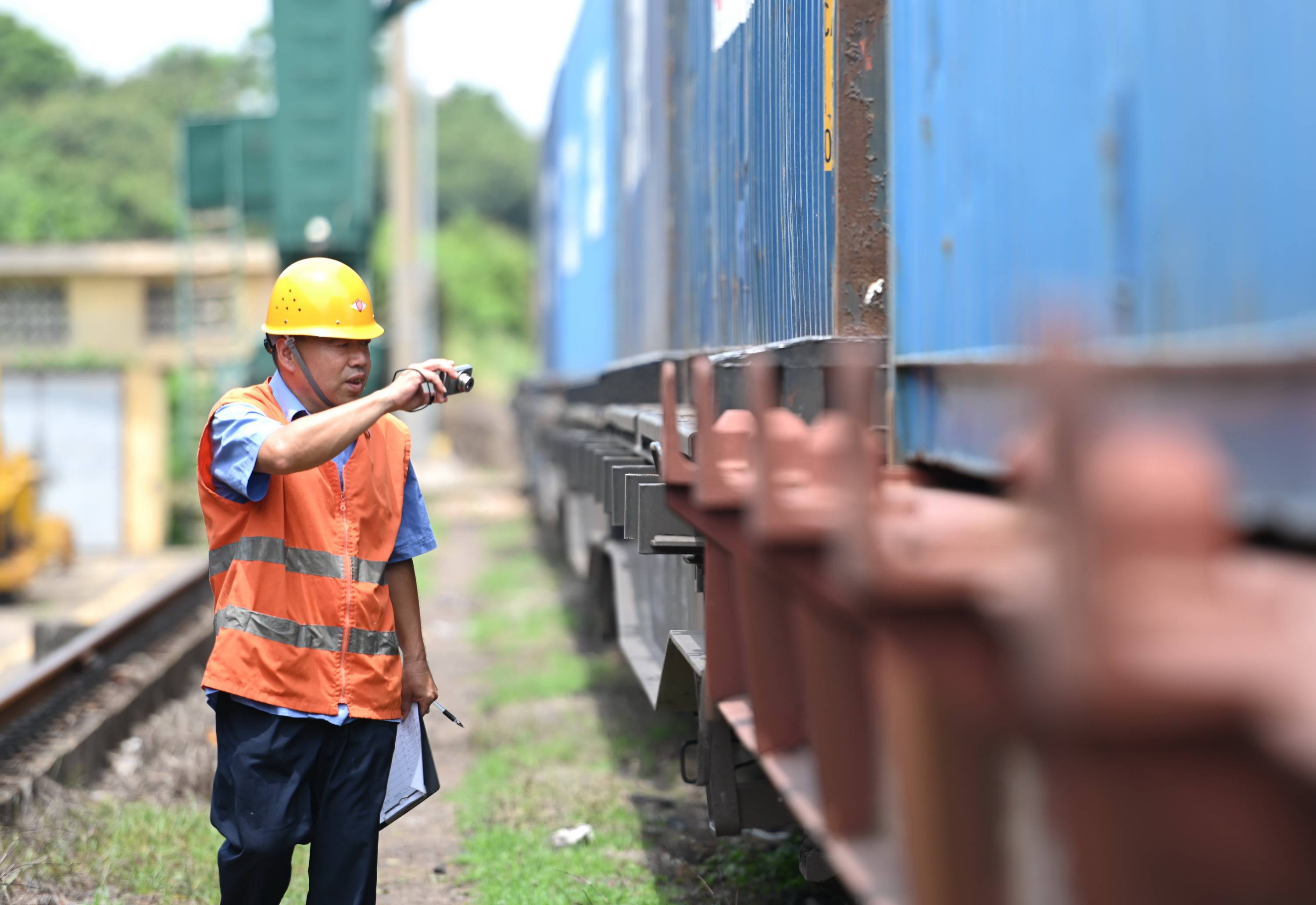 6月2日,厦门海沧火车站外勤货运员卢晓龙拍照检查车辆运载情况.
