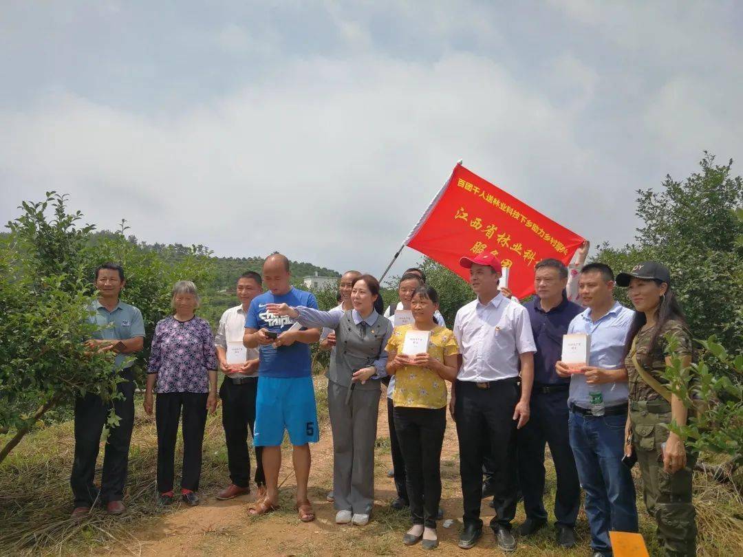 27日,科技特派团先后到于都县靖石乡良纯村宏森民营林场毛竹林基地和
