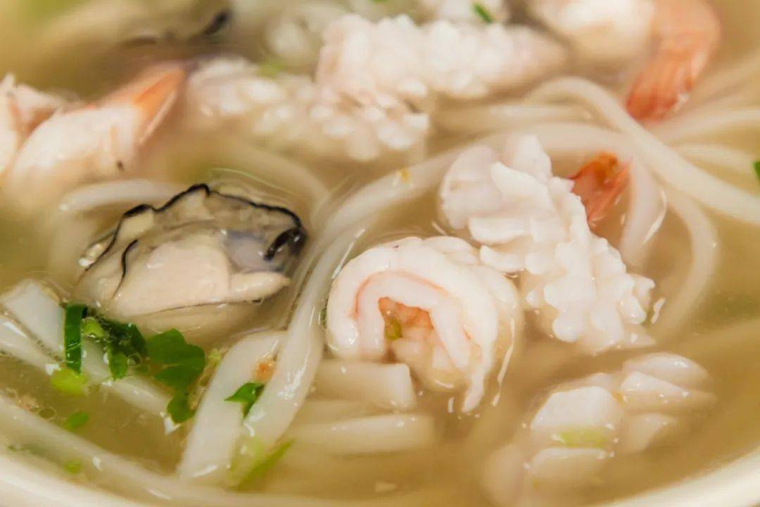    而我选择的是海鲜粿条汤,上桌那刻,看着粿条上铺盖着的丰富海鲜