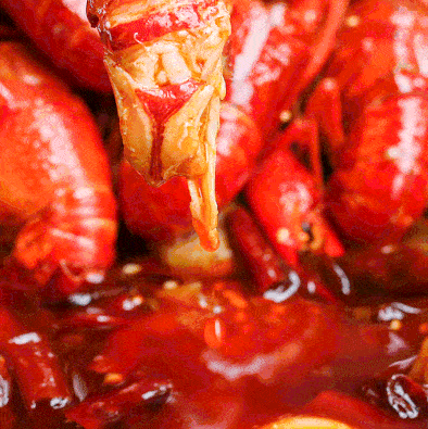 猛吸一口,汁水流入味蕾麻辣,蒜泥,蛋黄,十三香是把虾尾肉浸在各种汤汁