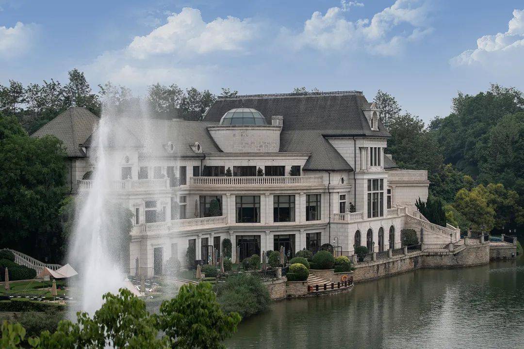 成都牧马山蔚蓝卡地亚以时尚现代手法演绎英法建筑美学,建筑立面采用