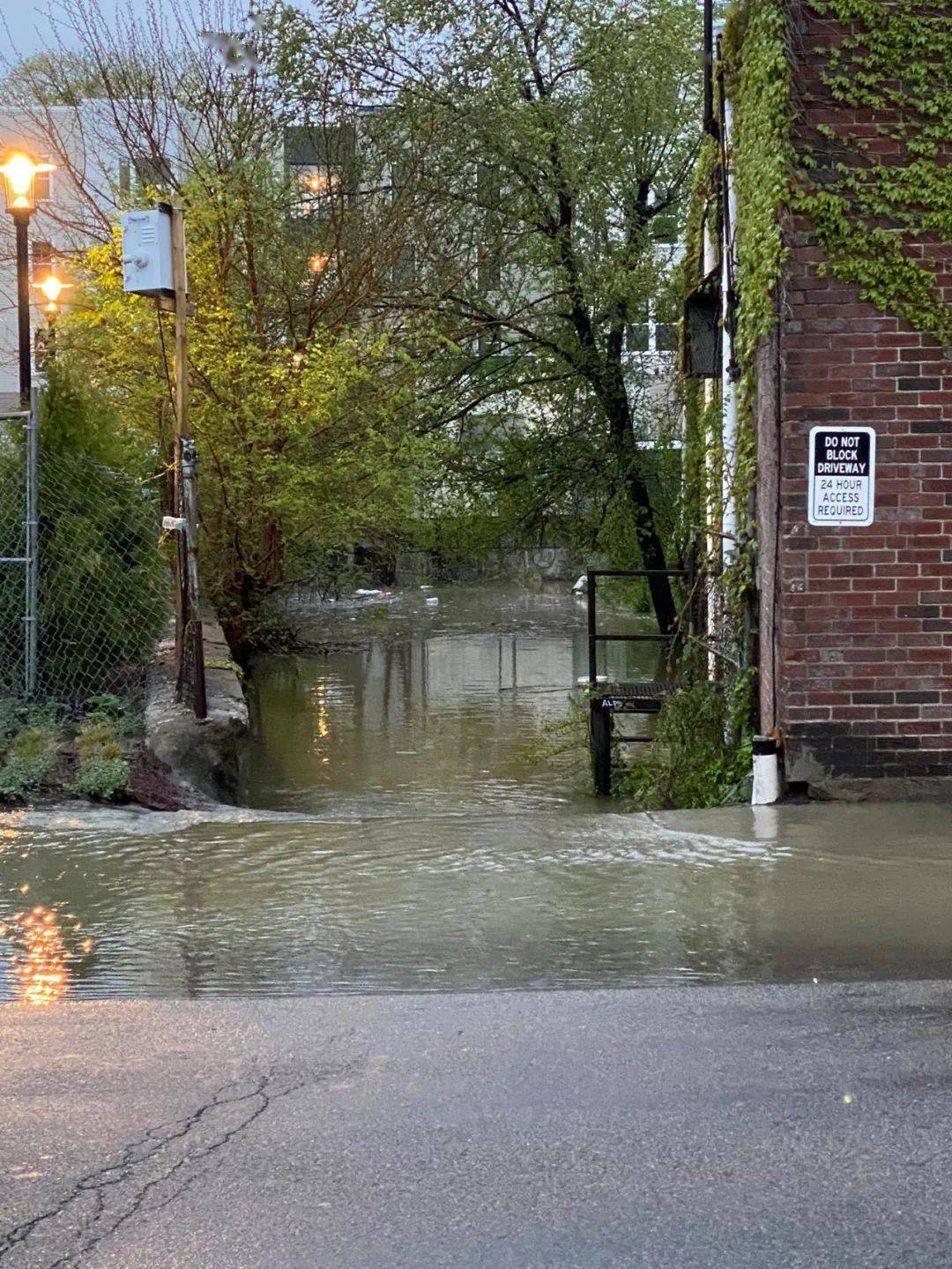 波士顿居民家遇洪水 紧急求救