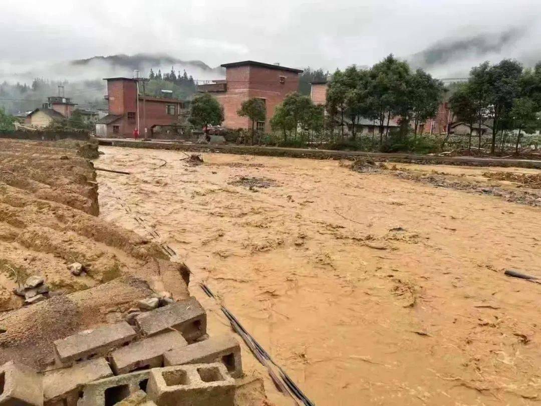 湖南桂东暴雨当地民兵紧急救援