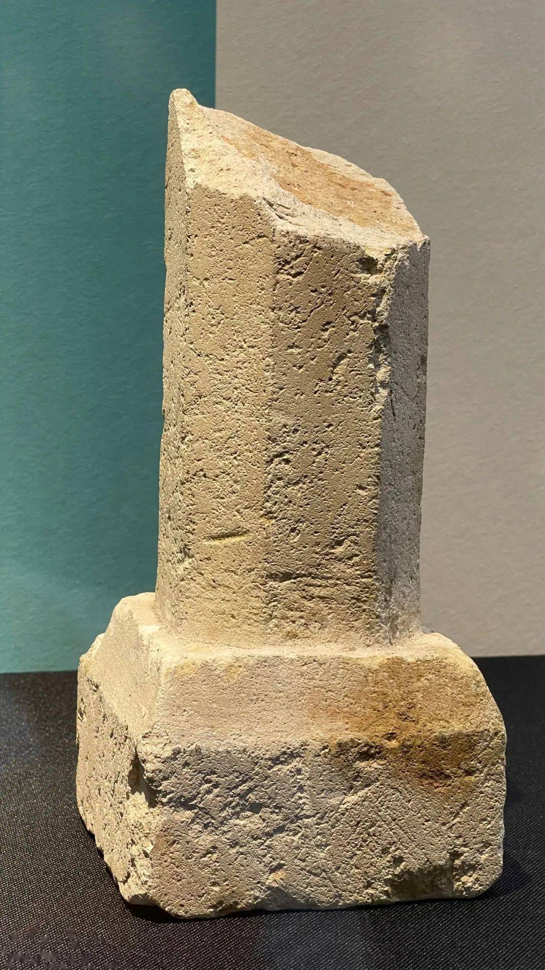 南越国八棱形石柱东晋莲花纹瓦当南汉国波斯蓝釉陶器同时,展厅还设有"