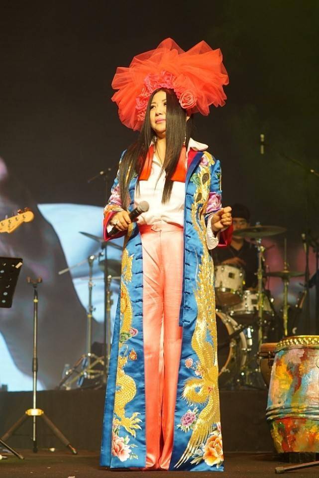 杨二车娜姆真是扎眼存在裙子穿得花花绿绿头戴大红花好难理解