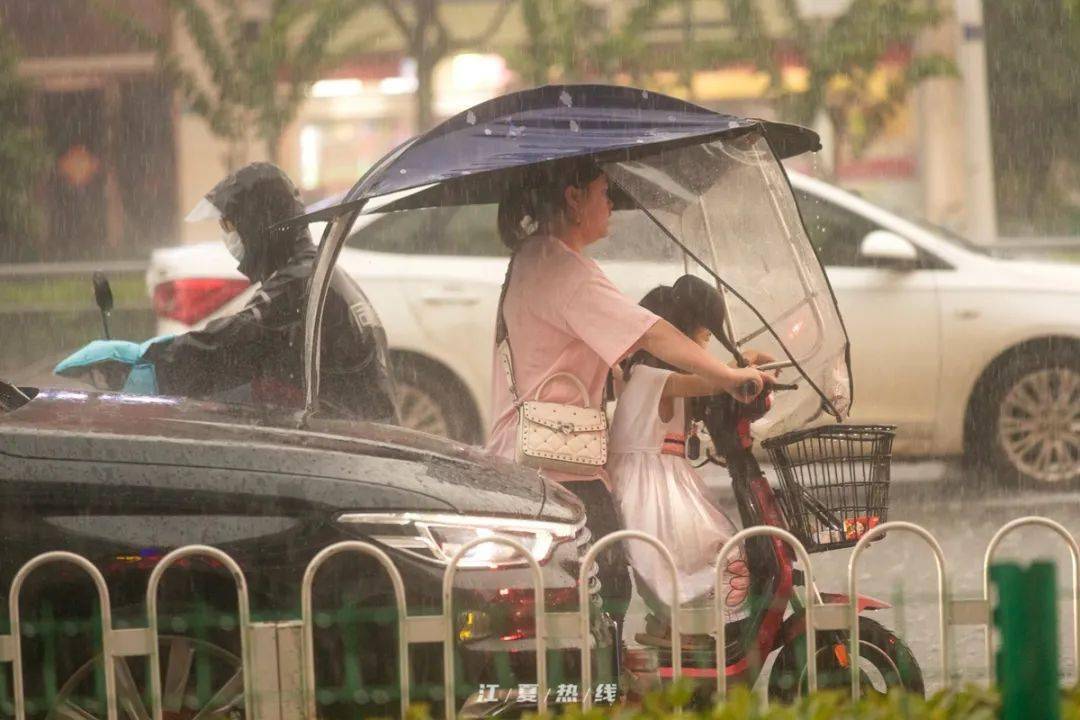 多圖直擊城區突降暴雨有人被淋成落湯雞