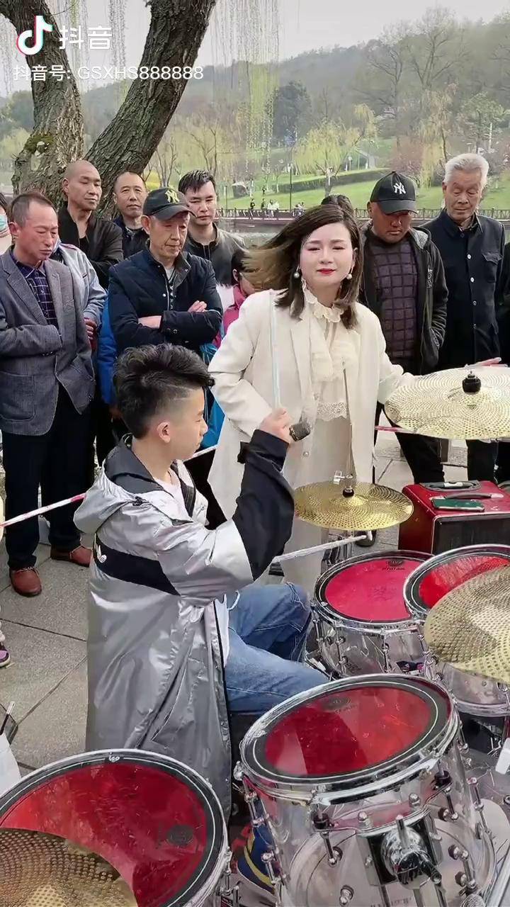 妈妈让孩子从鼓声中让孩子得到快乐小天一抖音唱歌同城热门鼓手小天一