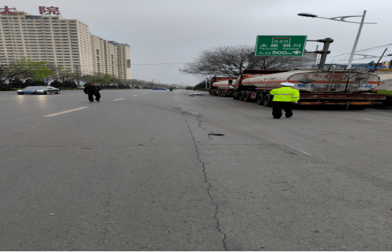 吕梁市离石区发生一起三车相撞致一人死亡的道路交通事故,肇事车主