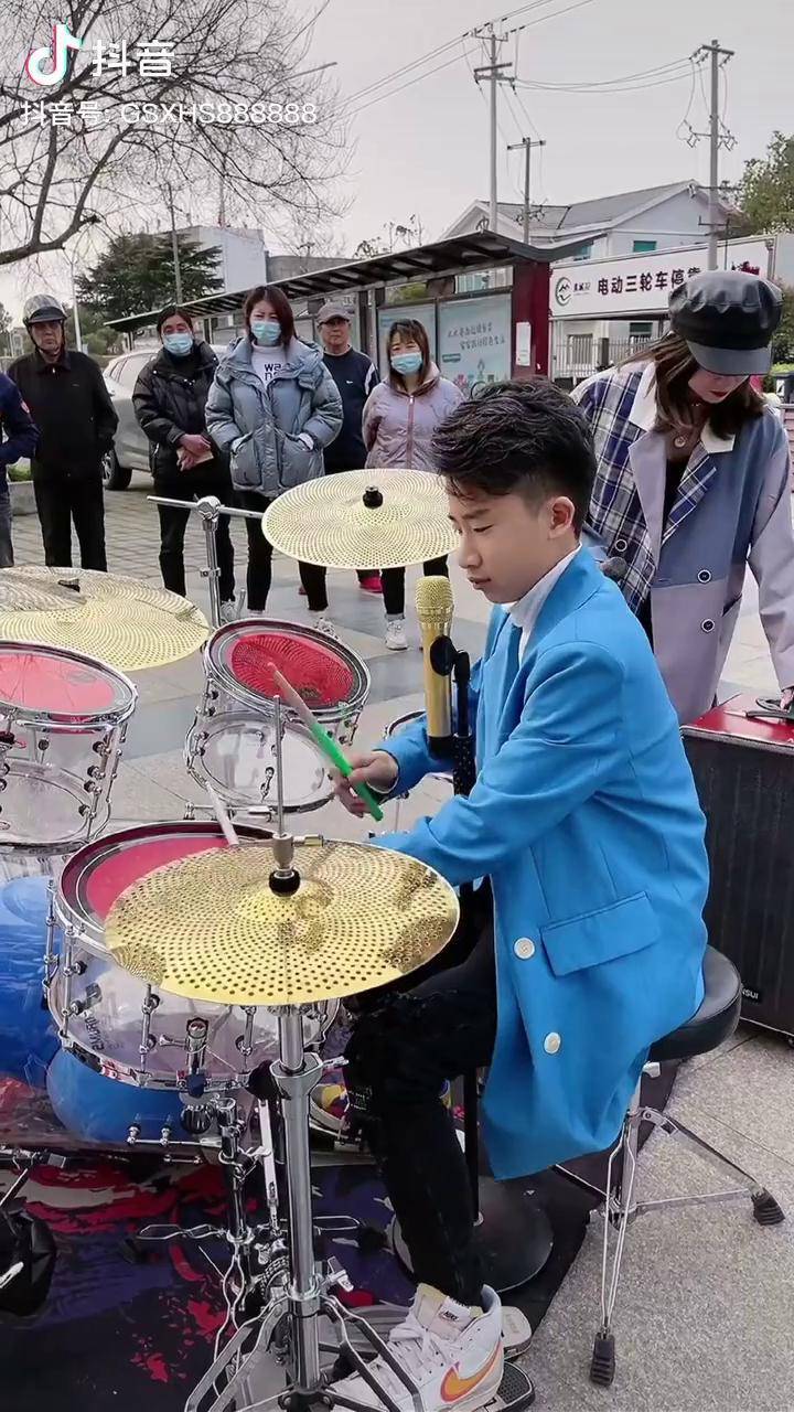 母子组合叔叔阿姨哥哥姐姐弟弟妹妹们的支持一妈鼓手爵士鼓小天一唱歌