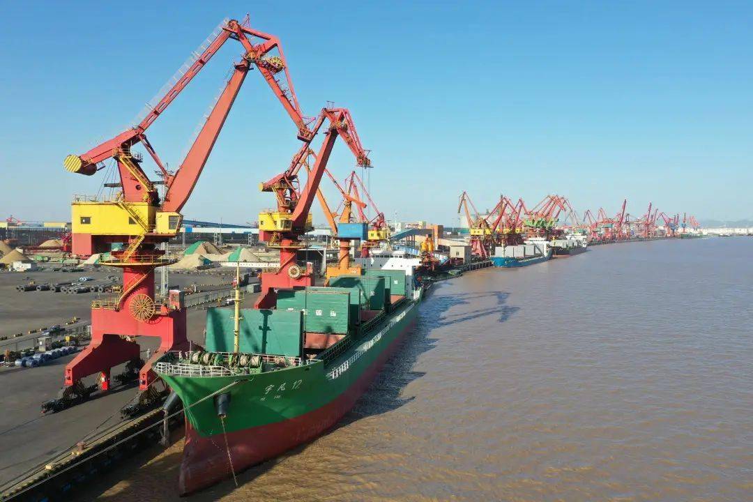 镇海港区加大对接下游客户力度,并不断提升码头水泥作业能力