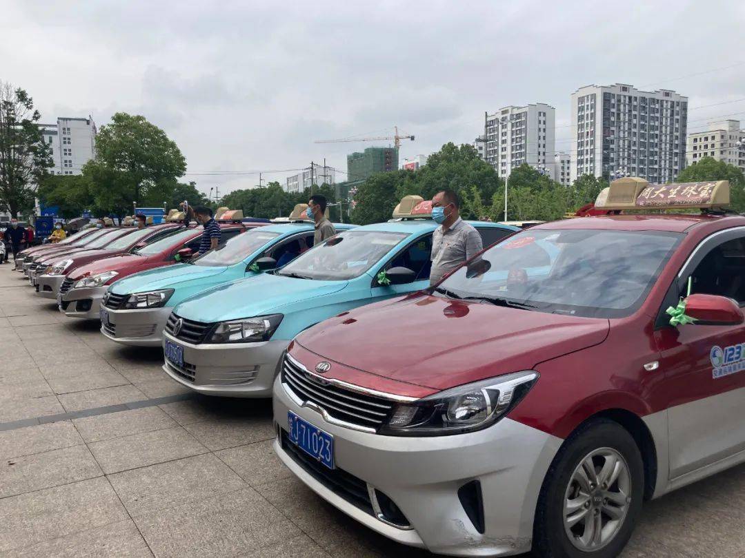 今天(6月4日)上午9点,在黄山长运客运总站广场前,2021年黄山市出租车