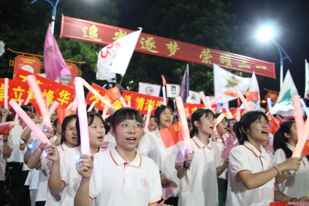 超燃直击玉林一中2021年喊楼活动一起为高三学子加油