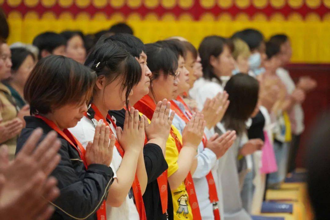 檀香扑面,随着一声清脆的引磬,供灯祈福法会正式开始,大众在本参法师