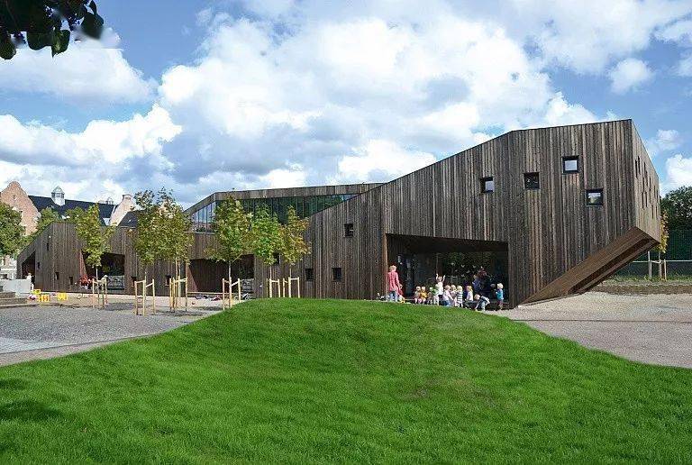 幼儿园04这种设计,感觉就像是对儿童调色板的诠释,将现代建筑与孩童般